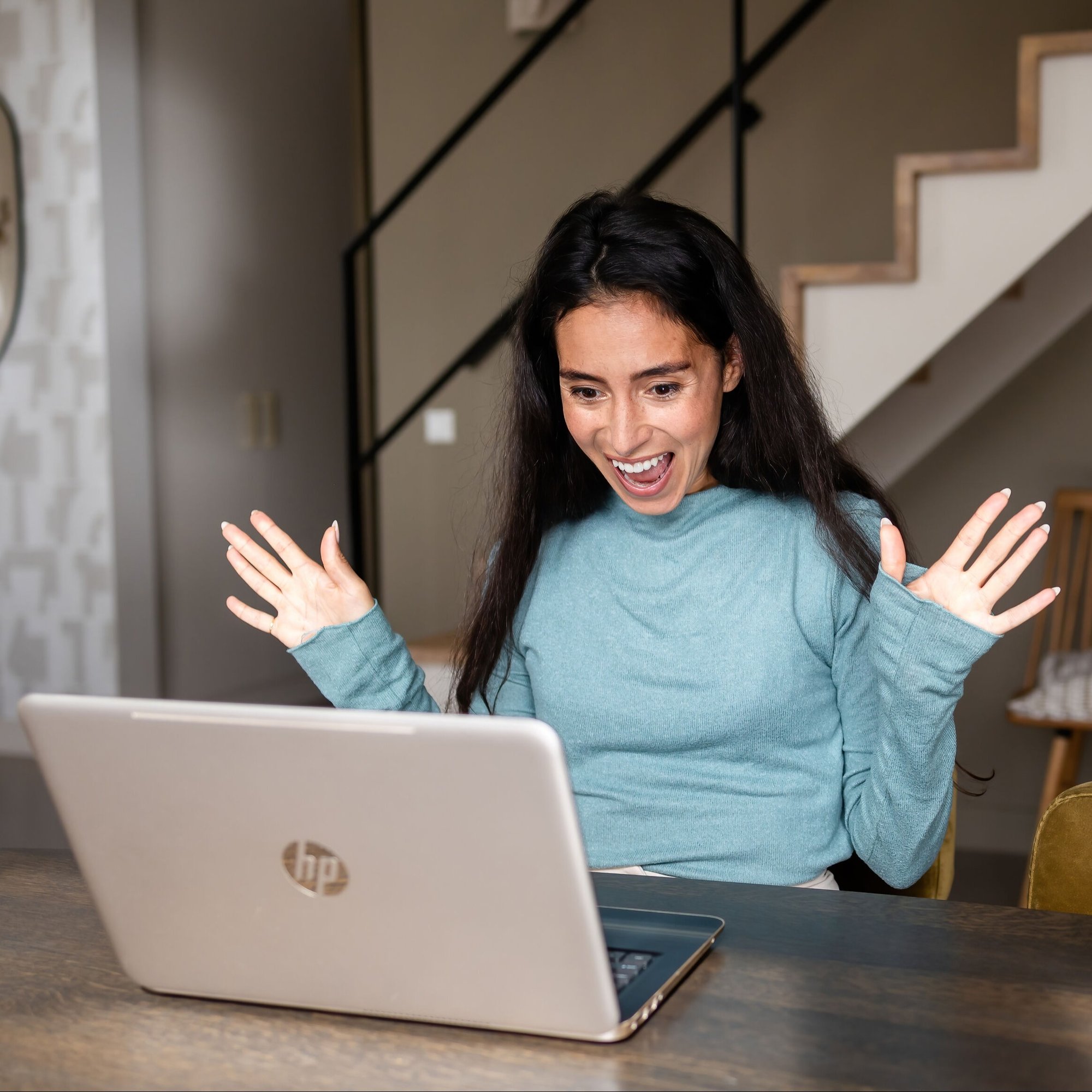 Fatima blij aan het bankieren-1