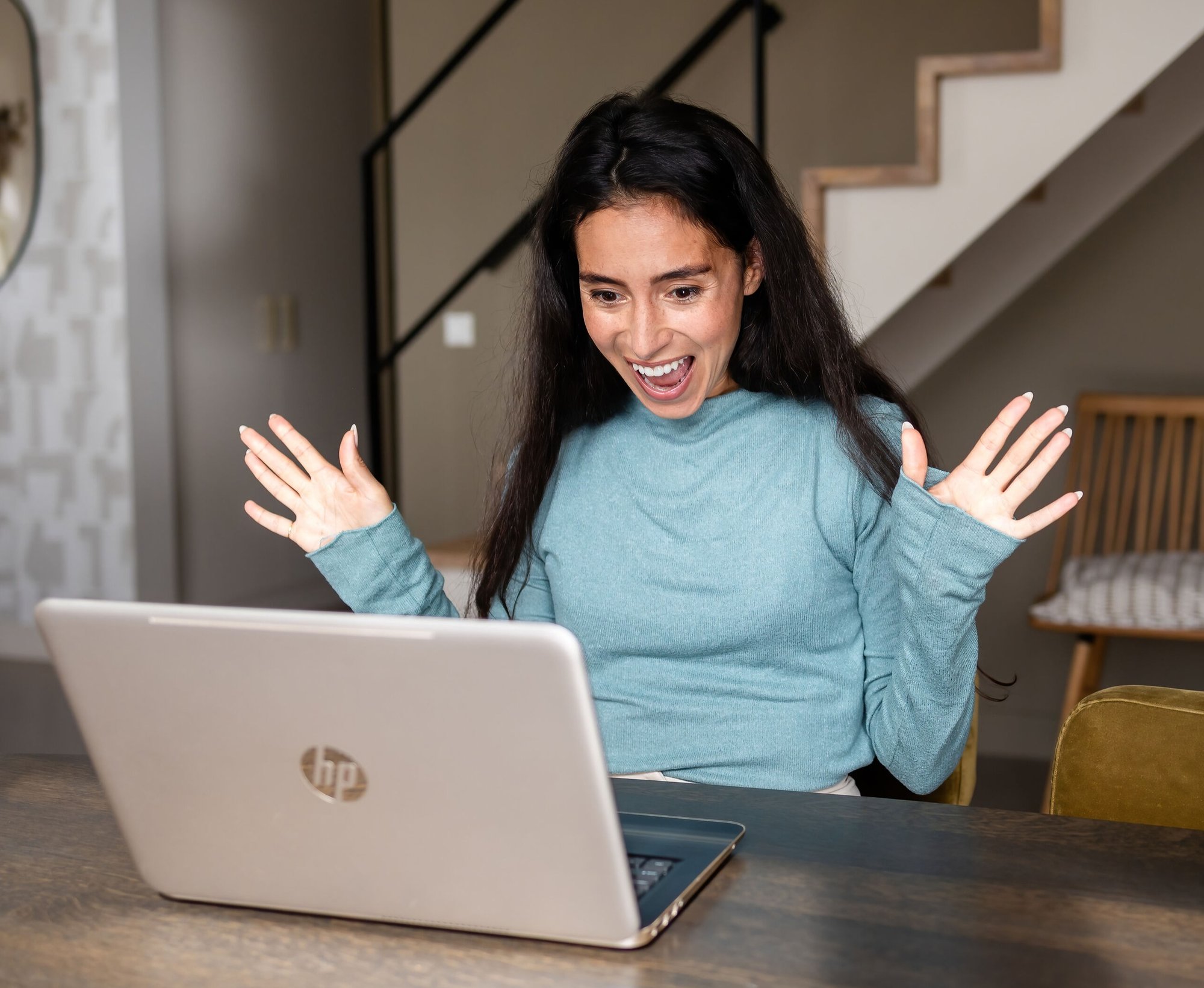 Fatima blij aan het bankieren