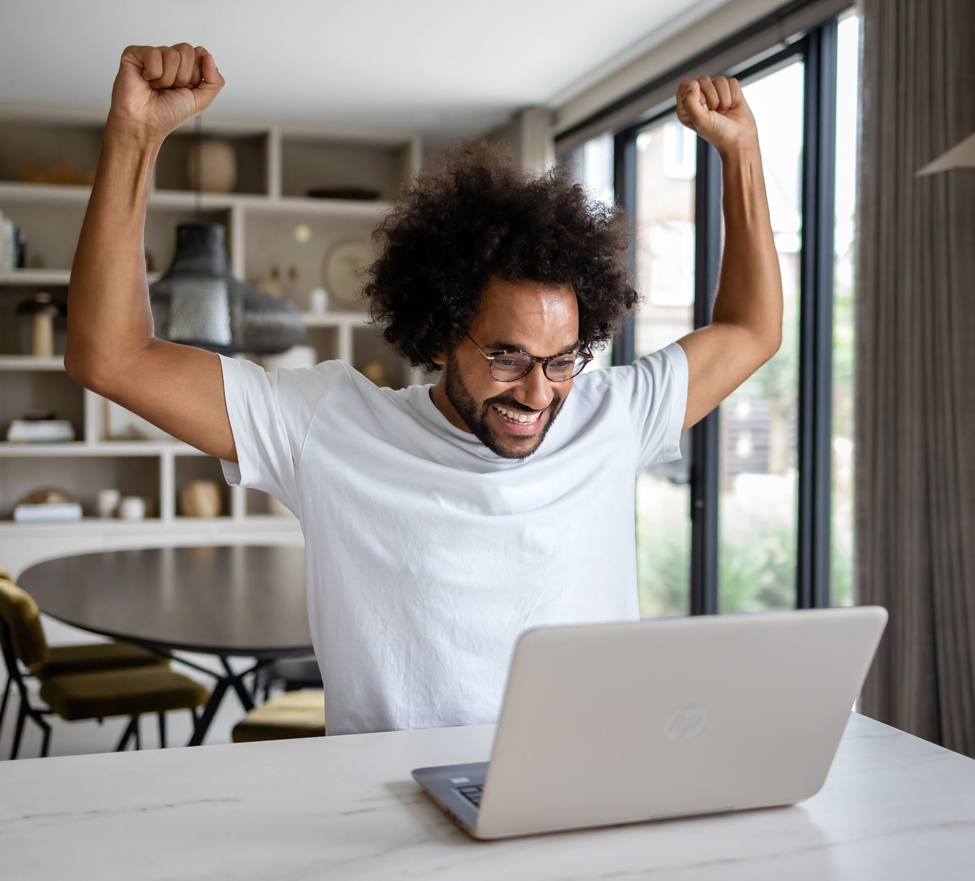 Joey blij aan het bankieren